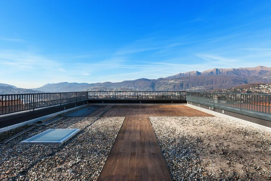Terrasse sur toit avec vue panoramique sur montagnes et vallée urbaine