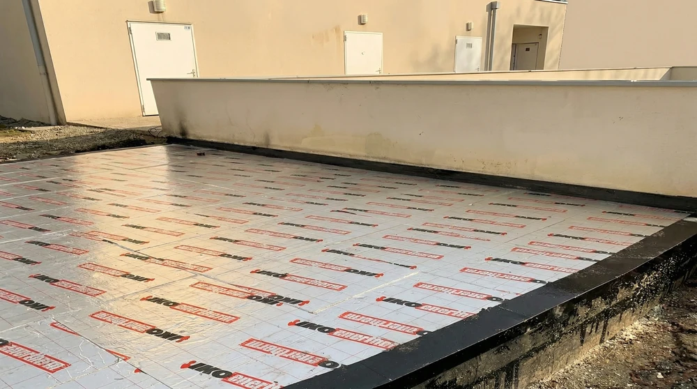 Toiture-terrasse en cours d'étanchéité, vue extérieure de jour