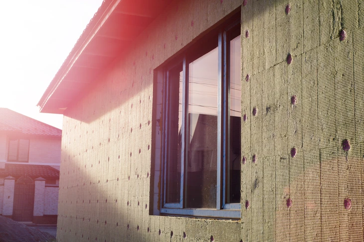 Façade d'immeuble en cours de rénovation énergétique avec isolation thermique par l'extérieur