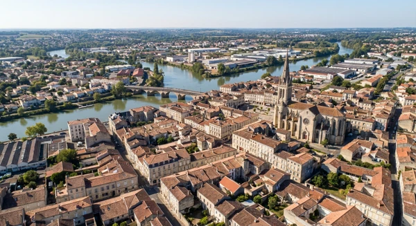 Vue a&eacute;rienne ou photograph r&eacute;elle de la ville de Libourne en Gironde montrant le paysage urbain et architectural caract&eacute;ristique de la r&eacute;gion, avec les toitures et b&acirc;timents visibles d'en haut ou de loin, illustrant le territoire d'intervention de l'entreprise d'&eacute;tanch&eacute;it&eacute; et bardage.
