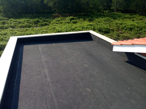 Chantier ext&eacute;rieur d'&eacute;tanch&eacute;it&eacute; avec ouvriers en combinaisons de protection appliquant membrane bitumineuse au chalumeau