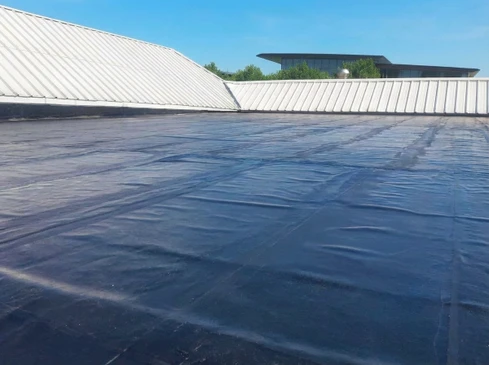 Toiture-terrasse commerciale en membrane EPDM noire avec joints d'&eacute;tanch&eacute;it&eacute; visibles