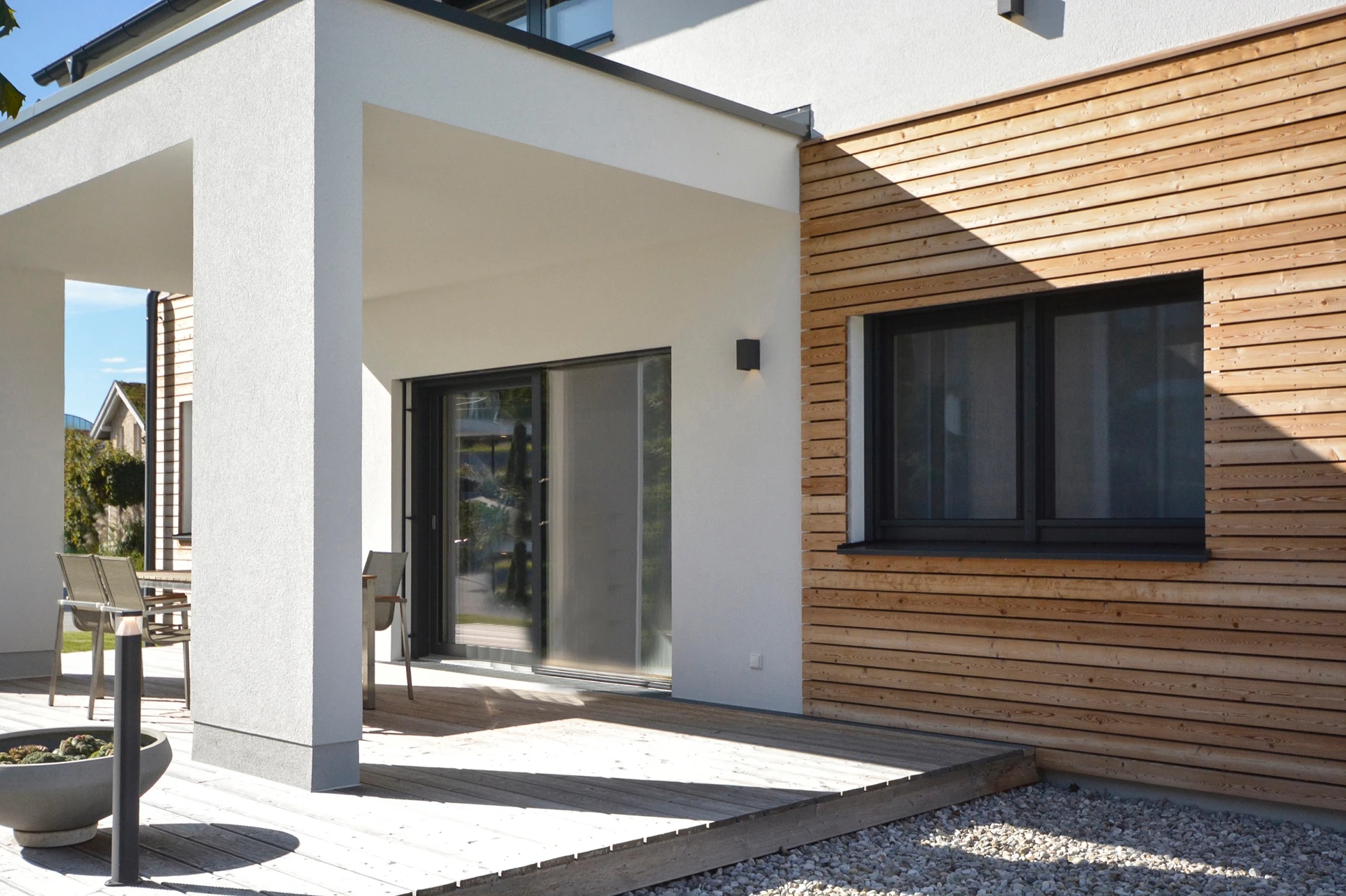 Façade moderne d'immeuble de bureaux avec bardage métallique bleu-gris à joints marqués