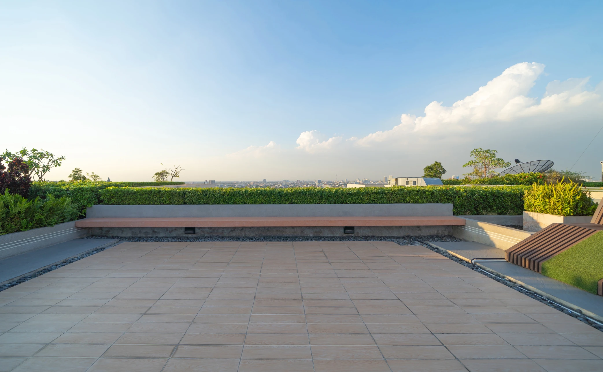 Vue aérienne d'une toiture-terrasse contemporaine avec membrane d'étanchéité blanche et parapets beiges