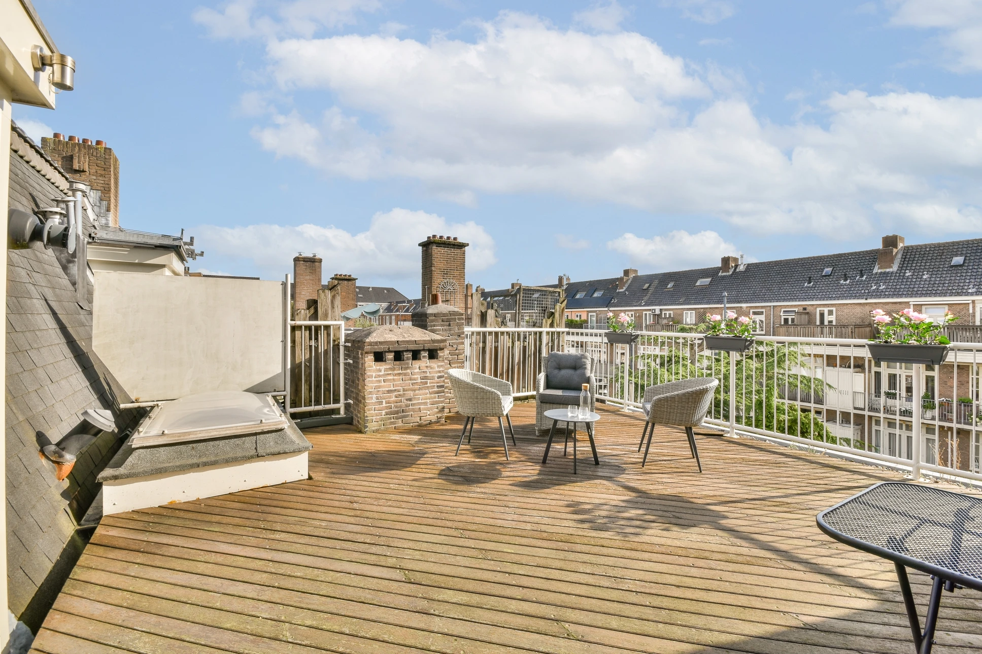 Photographie d'une toiture-terrasse en cours de rénovation d'étanchéité : gros plan sur des ouvriers appliquant une membrane d'étanchéité moderne sur la surface d'une toiture plate, avec matériaux visibles (rouleaux de membrane, bitume ou PVC), montrant la précision du travail professionnel. La toiture montre des zones partiellement rénovées contrastant avec l'ancien revêtement, mettant en évidence la transformation. Lumière naturelle de jour, angle légèrement plongé montrant l'étendue de la surface.