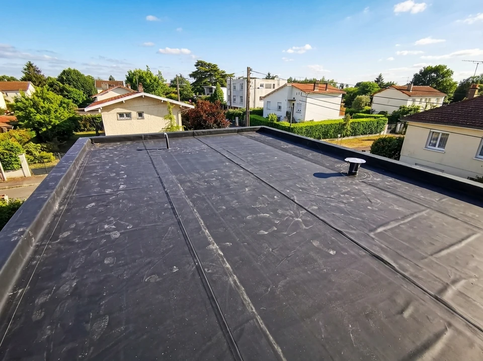 Terrasse extérieure avec revêtement d'étanchéité liquide gris brillant, aspect mouillé, pose récente