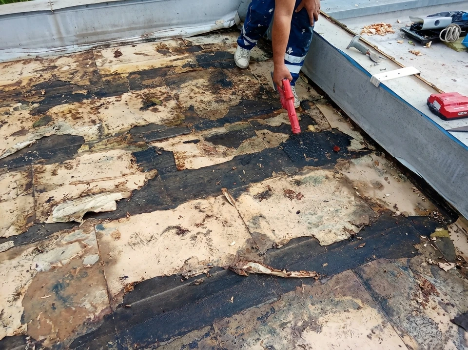 Inspecteur en bâtiment examine un mur de béton avec tablette numérique sur chantier de construction