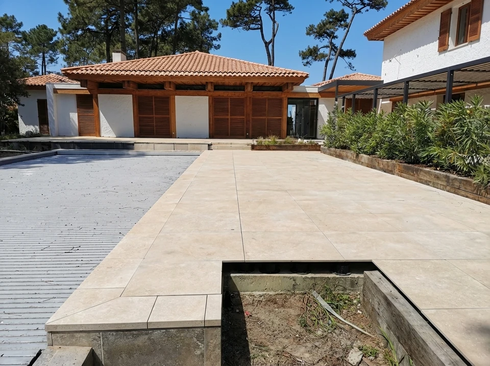 Toiture-terrasse commerciale vue en plongée, revêtement bitumineux minéral gris granulé, avec joints de dilatation visibles