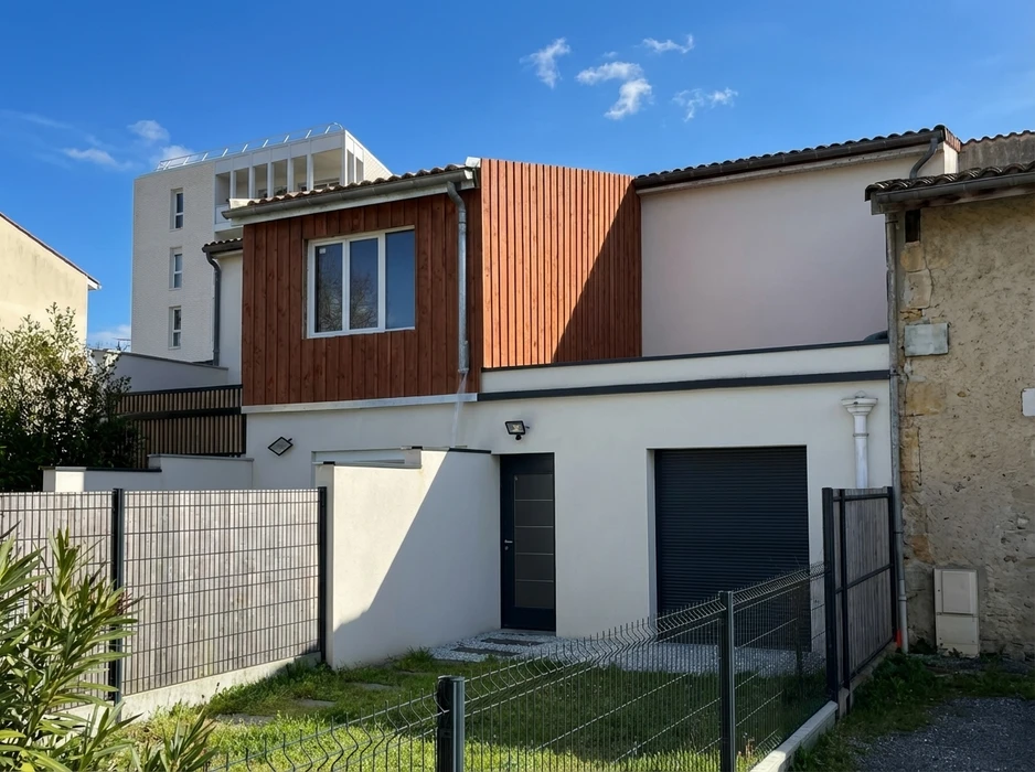 Toiture-terrasse commerciale vue en plongée, revêtement bitumineux minéral gris granulé, avec joints de dilatation visibles